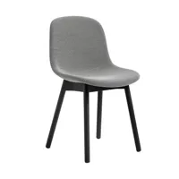hay - chaise capitonné neu 13 - gris/étoffe surface by hay 120/structure en chêne laqué noir à base d'eau/lxhxp 46x82x52,5cm