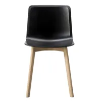 fredericia - chaise pato structure chêne laqué - noir/assise polypropylène/structure chêne laqué/pxhxp 45x77,5x53cm