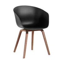 hay - chaise avec accoudoirs about a chair aac 22 2.0 noyer - noir/assise polypropylène recyclé/structure en noyer laqué à base d'eau/avec patins en p