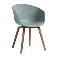 hay - chaise avec accoudoirs about a chair aac 22 2.0 noyer - bleu poussiéreux/assise polypropylène recyclé/structure en noyer laqué à base d'eau/avec