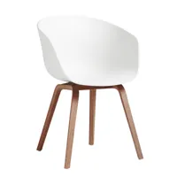 hay - chaise avec accoudoirs about a chair aac 22 2.0 noyer - blanc/assise polypropylène recyclé/structure en noyer laqué à base d'eau/avec patins en 
