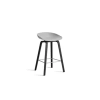 about a stool aas 32 - concrete grey 2.0 - vernis noir à base d'eau - repose-pied noir - hauteur d'assise 65 cm - patins plastique