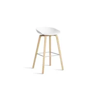 about a stool aas 32 - white 2.0 - chêne savonné - repose-pied noir - hauteur d'assise 75 cm - filzgleiter