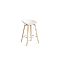 about a stool aas 32 - white 2.0 - chêne savonné - repose-pied noir - hauteur d'assise 65 cm - filzgleiter