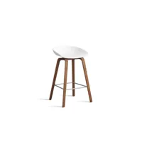 about a stool aas 32 - white 2.0 - noyer verni (à base d'eau) - repose-pied acier inoxydable - hauteur d'assise 65 cm - filzgleiter