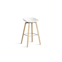 about a stool aas 32 - white 2.0 - vernis à base d'eau - repose-pied noir - hauteur d'assise 75 cm - filzgleiter