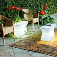 table basse d'extérieur palenquera avec lumière par lina obregon pour serralunga