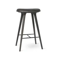 mater high stool tabouret de bar haut mater 74 cm cuir noir, support en chêne gris sirka