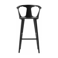 chaise de bar en chêne laqué noir in between sk9 - &tradition