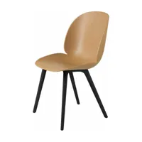 chaise en plastique ambre et base noire beetle - gubi