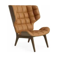fauteuil en chêne fumé clair et rembourrage en cuir cognac mammoth - norr11