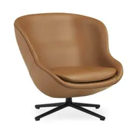 fauteuil bas pivotant en aluminium noir et cuir marron hyg - normann copenhagen