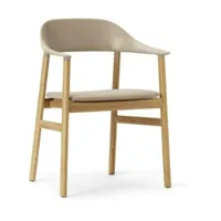 chaise avec accoudoirs en chêne teinté et rembourrage beige herit synergy sand - norm