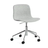 chaise de bureau en tissu hallingdal 116 et piètement en aluminium poli aac 51 - hay