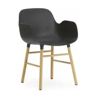 chaise avec accoudoirs en chêne naturel et pp noir form - normann copenhagen