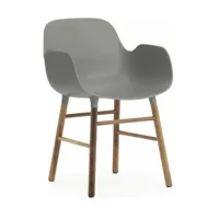 chaise avec accoudoirs en noyer naturel et pp gris form - normann copenhagen