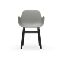 chaise avec accoudoirs en bois noir et pp gris form - normann copenhagen