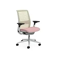 steelcase think, chaise de bureau ergonomique avec soutien lombaire liveback, accotoirs 4d et design durable rose dragée