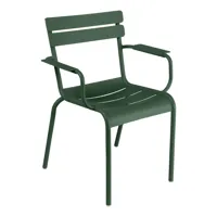 fermob - chaise de jardin avec accoudoirs luxembourg - vert cèdre/texturé/lxhxp 52x88x57cm/résistant aux uv/empilable