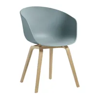 hay - chaise avec accoudoirs aac 22 chêne savonné - bleu poussiéreux/assise polypropylène/pieds en chêne savonné/avec patins en plastique