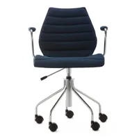 kartell - chaise de bureau avec accoudoirs maui soft noma - bleu/étoffe noma/ fabriqué avec 50 % de polyester recyclé/lxhxp 58x85-93x52cm/structure ac