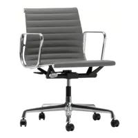 vitra - chaise de bureau ea 117 aluminium chair poli cuir - gris pâle/siège cuir 21/piètement en alu poli/avec des rouleau souple/lxhxp 58x95x65cm