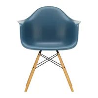 vitra - chaise avec accoudoirs eames daw érable doré - mer bleue/assise polypropylène/structure érable doré/acier noir/pxhxp 62,5x83x60cm