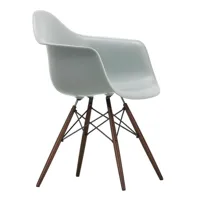vitra - chaise avec accoudoirs eames daw érable foncé - clair gris/assise polypropylène/structure érable foncé/acier noir/pxhxp 62,5x83x60cm