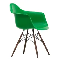 vitra - chaise avec accoudoirs eames daw érable foncé - vert/assise polypropylène/structure érable foncé/acier noir/pxhxp 62,5x83x60cm