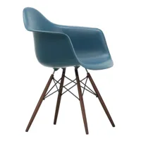 vitra - chaise avec accoudoirs eames daw érable foncé - mer bleue/assise polypropylène/structure érable foncé/acier noir/pxhxp 62,5x83x60cm