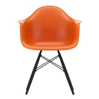 vitra - chaise avec accoudoirs eames daw érable noir - rouille orange/assise polypropylène/structure érable noir/acier noir/pxhxp 62,5x83x60cm