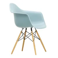 vitra - chaise avec accoudoirs eames daw frêne - gris glace/assise polypropylène/structure frêne coloré miel/acier noir/pxhxp 62,5x83x60cm