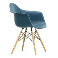 vitra - chaise avec accoudoirs eames daw frêne - mer bleue/assise polypropylène/structure frêne coloré miel/acier noir/pxhxp 62,5x83x60cm