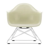 vitra - chaise avec accoudoirs eames fiberglass lar blanc - parchemin/assise fibre de verre/structure acier revêtu par poudre blanc/lxhxp 62,5x63x61cm