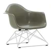 vitra - chaise avec accoudoirs eames fiberglass lar blanc - umber cru/assise fibre de verre/structure acier revêtu par poudre blanc/lxhxp 62,5x63x61cm