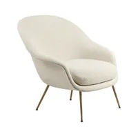 gubi - chaise longue à dossier bas bat - blanc 0001/dora boucle/lxhxp 85x81x83cm/structure conique laiton antique