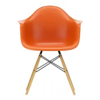vitra - chaise avec accoudoirs eames daw re frêne - rouille orange/siège plastique recyclé post-consommation/structure frêne coloré miel/ acier noir/ 