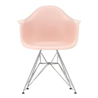 vitra - chaise avec accoudoirs eames dar re chromé - rose pâle/siège plastique recyclé post-consommation/structure chromé façon tour eiffel/ patins en