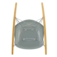 vitra - fauteuil à bascule eames plastic rar re chromé - gris clair/siège plastique recyclé post-consommation/structure fil d'acier chromé/ érable dor