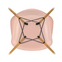 vitra - chaise avec accoudoirs eames daw re érable doré - rose pâle/siège plastique recyclé post-consommation/structure érable doré/ acier noir/ patin