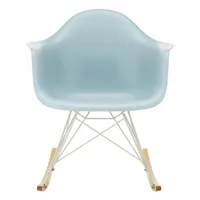 vitra - fauteuil à bascule eames plastic rar re blanc - gris glacé/siège plastique recyclé post-consommation/structure revêtu par poudre blanc/ érable