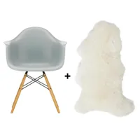 vitra - set promo chaise avec accoudoirs eames daw re + agneau - gris clair/agneau libre!/structure érable doré/ acier noir/ patins en feutre blanc/px