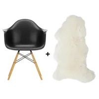 vitra - set promo chaise avec accoudoirs eames daw re + agneau - noir profond/agneau libre!/structure érable doré/ acier noir/ patins en feutre noir/p