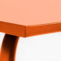 table de jardin carrée en métal orange
