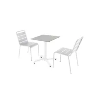 ensemble table de terrasse stratifié béton gris et 2 chaises blanc