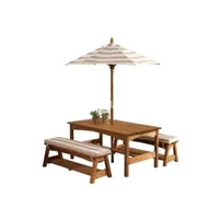 table et banc de jardin avec coussins et un parasol rayures de couleur écru et blanche 500