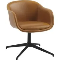 muuto - fiber conference chaise avec accoudoirs, noir / refine cuir cognac