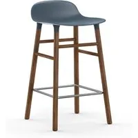 normann copenhagen chaise de bar form avec structure en bois  - bleu - noyer - 65 cm