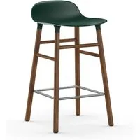 normann copenhagen chaise de bar form avec structure en bois  - vert - noyer - 65 cm