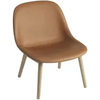 muuto fauteuil lounge fiber - structure en bois - assise en cuir - cuir cognac - structure chêne